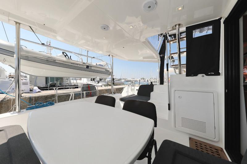 Book yachts online - catamaran - Lagoon 42 - ROYAL SALUTE - rent