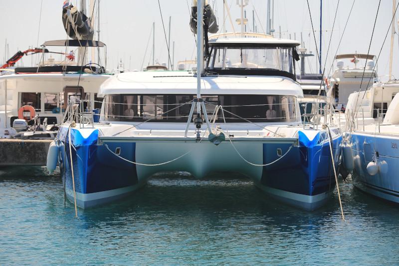Book yachts online - catamaran - Lagoon 42 - ROYAL SALUTE - rent