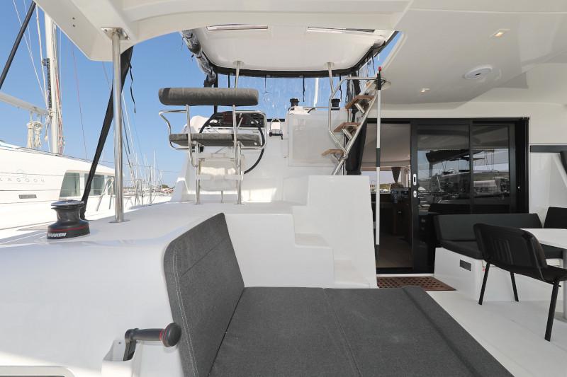 Book yachts online - catamaran - Lagoon 42 - ROYAL SALUTE - rent