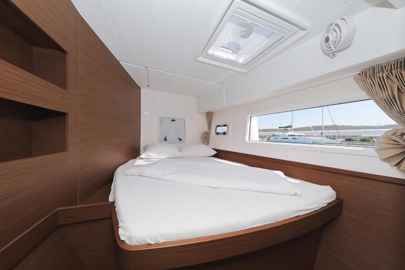 Book yachts online - catamaran - Lagoon 42 - ROYAL SALUTE - rent