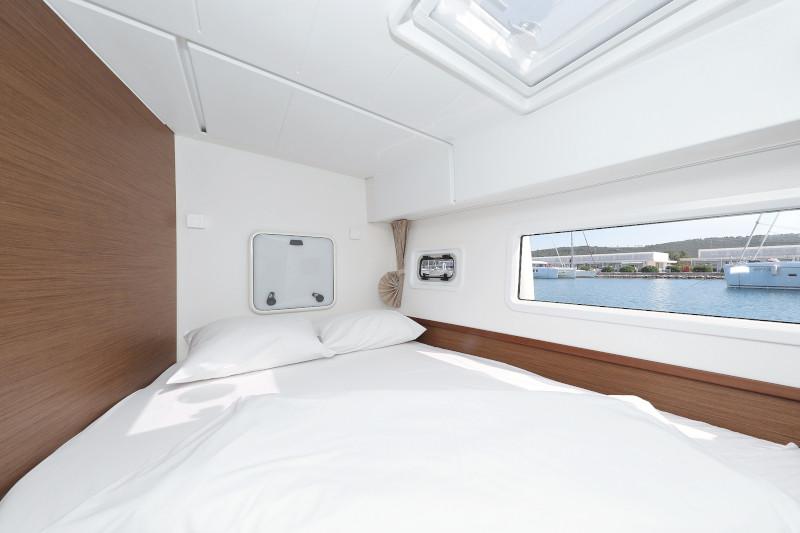 Book yachts online - catamaran - Lagoon 42 - ROYAL SALUTE - rent