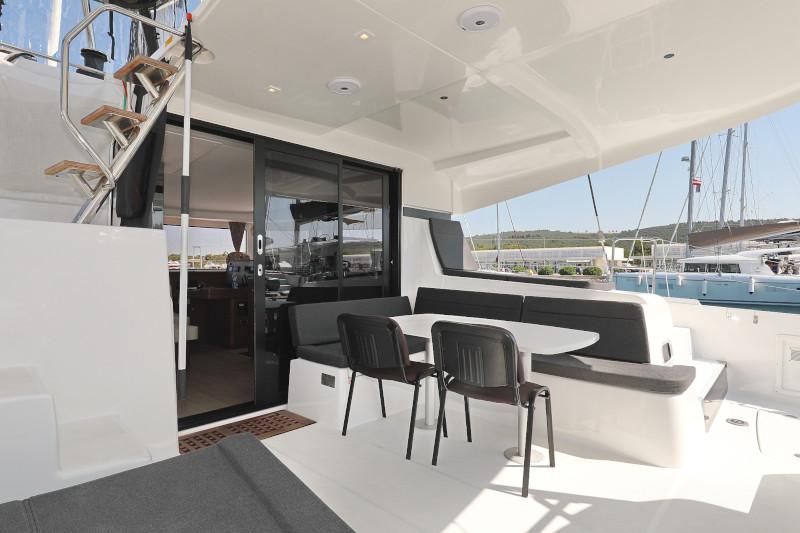 Book yachts online - catamaran - Lagoon 42 - ROYAL SALUTE - rent