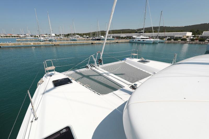 Book yachts online - catamaran - Lagoon 42 - ROYAL SALUTE - rent