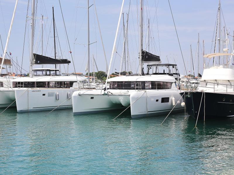 Book yachts online - catamaran - Lagoon 42 - MASTERPIECE - rent
