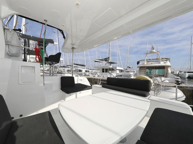 Book yachts online - catamaran - Lagoon 40 - MARI AC salon + generator + watermaker - rent
