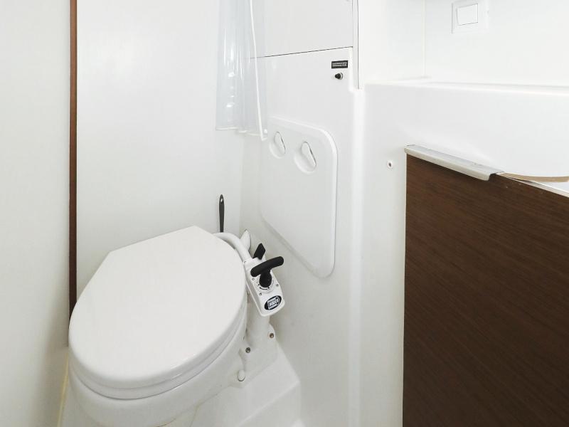 Book yachts online - catamaran - Lagoon 40 - MARI AC salon + generator + watermaker - rent