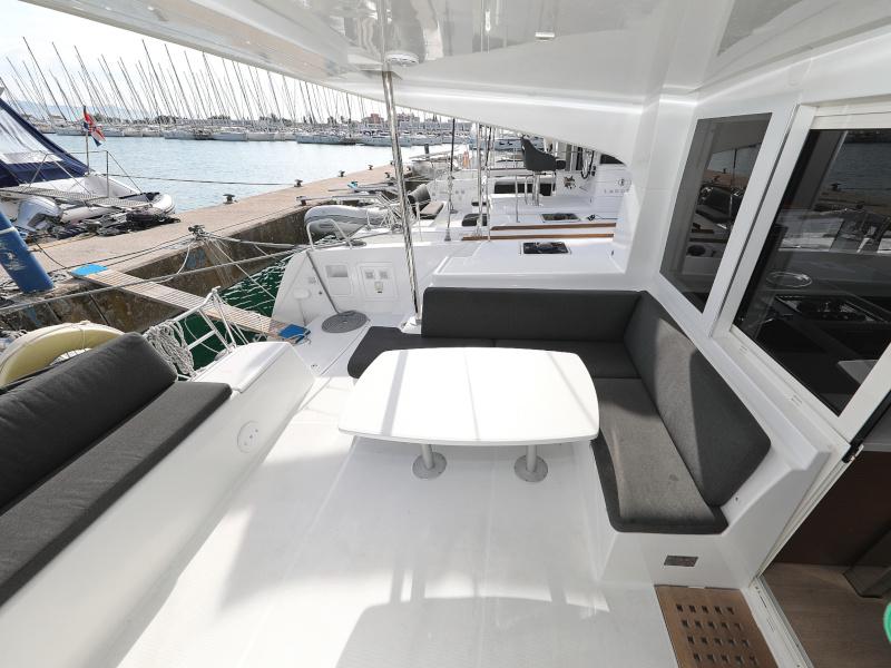 Book yachts online - catamaran - Lagoon 40 - MARI AC salon + generator + watermaker - rent