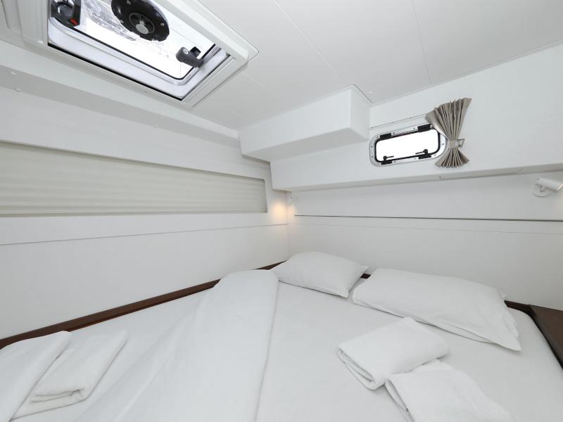 Book yachts online - catamaran - Lagoon 40 - MARI AC salon + generator + watermaker - rent