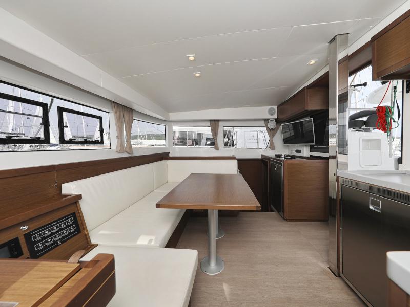 Book yachts online - catamaran - Lagoon 40 - MARI AC salon + generator + watermaker - rent