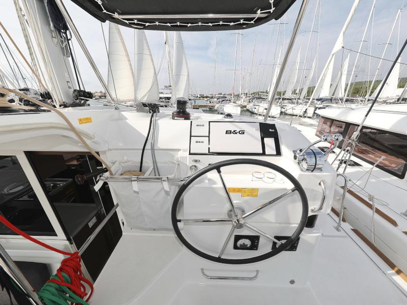 Book yachts online - catamaran - Lagoon 40 - MARI AC salon + generator + watermaker - rent