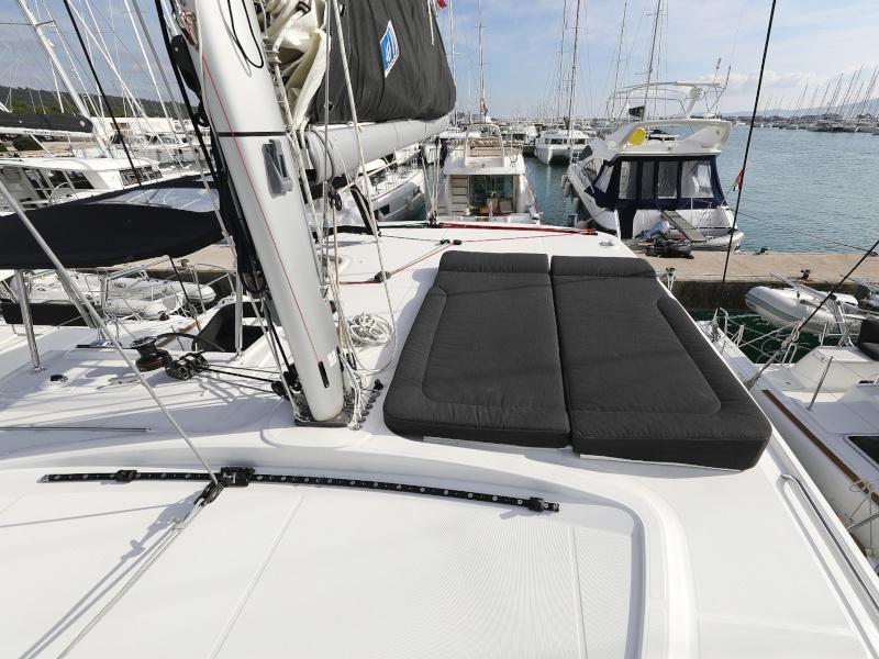 Book yachts online - catamaran - Lagoon 40 - MARI AC salon + generator + watermaker - rent