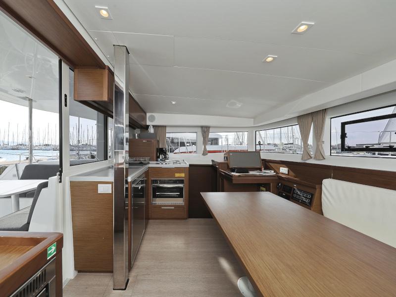 Book yachts online - catamaran - Lagoon 40 - MARI AC salon + generator + watermaker - rent