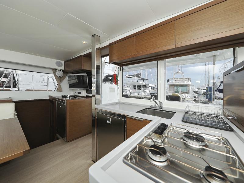 Book yachts online - catamaran - Lagoon 40 - MARI AC salon + generator + watermaker - rent