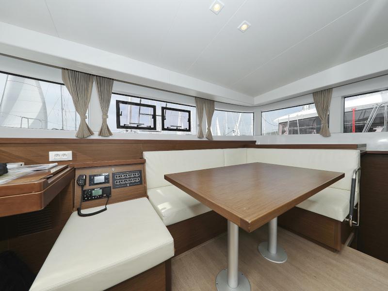 Book yachts online - catamaran - Lagoon 40 - MARI AC salon + generator + watermaker - rent