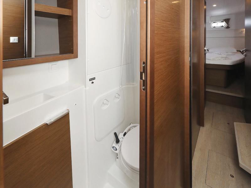 Book yachts online - catamaran - Lagoon 40 - MARI AC salon + generator + watermaker - rent