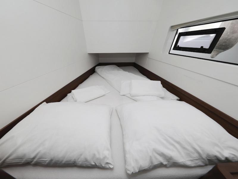 Book yachts online - catamaran - Lagoon 40 - MARI AC salon + generator + watermaker - rent