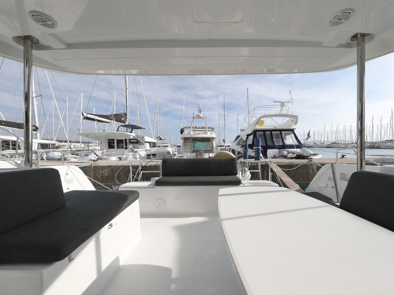 Book yachts online - catamaran - Lagoon 40 - MARI AC salon + generator + watermaker - rent