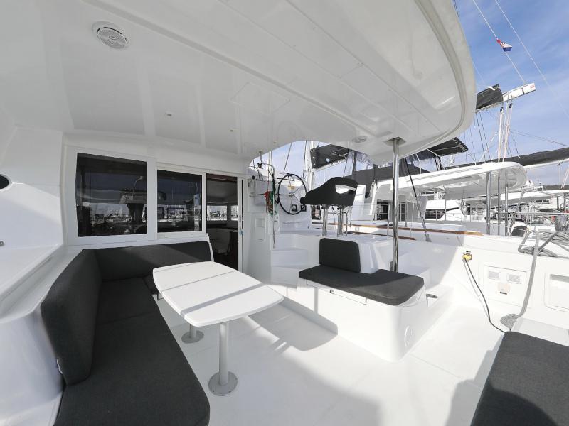 Book yachts online - catamaran - Lagoon 40 - MARI AC salon + generator + watermaker - rent