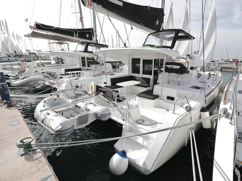 Book yachts online - catamaran - Lagoon 40 - MARI AC salon + generator + watermaker - rent