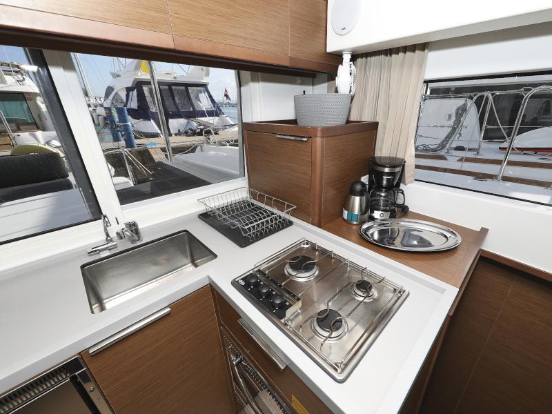 Book yachts online - catamaran - Lagoon 40 - MARI AC salon + generator + watermaker - rent