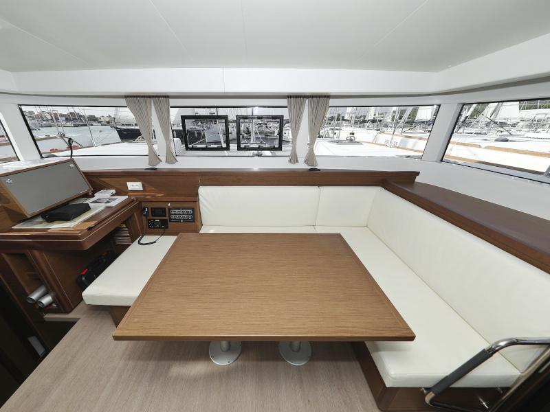 Book yachts online - catamaran - Lagoon 40 - MARI AC salon + generator + watermaker - rent