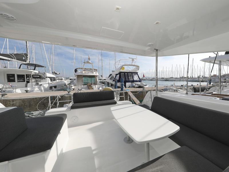 Book yachts online - catamaran - Lagoon 40 - MARI AC salon + generator + watermaker - rent