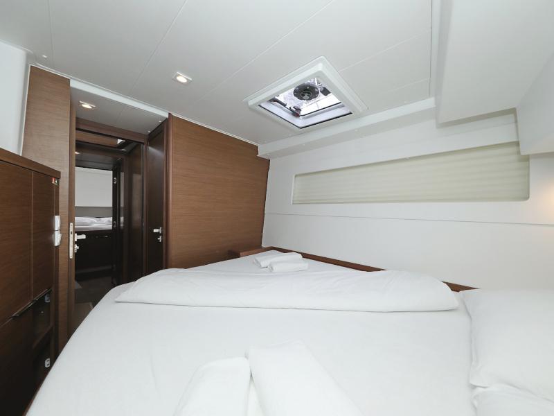 Book yachts online - catamaran - Lagoon 40 - MARI AC salon + generator + watermaker - rent