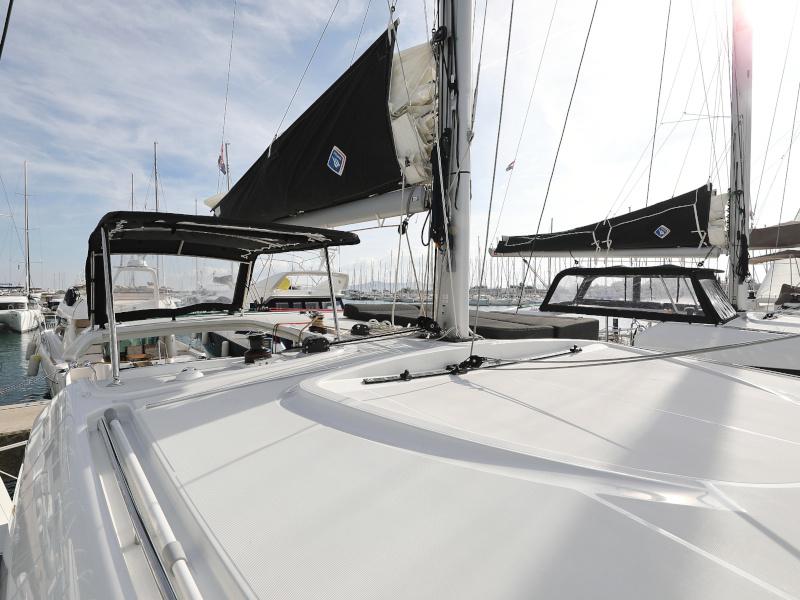 Book yachts online - catamaran - Lagoon 40 - MARI AC salon + generator + watermaker - rent