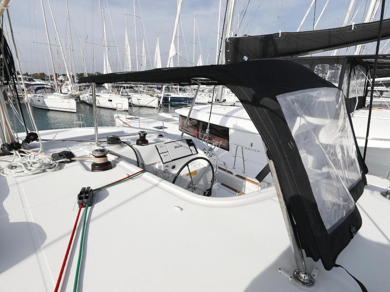 Book yachts online - catamaran - Lagoon 40 - MARI AC salon + generator + watermaker - rent