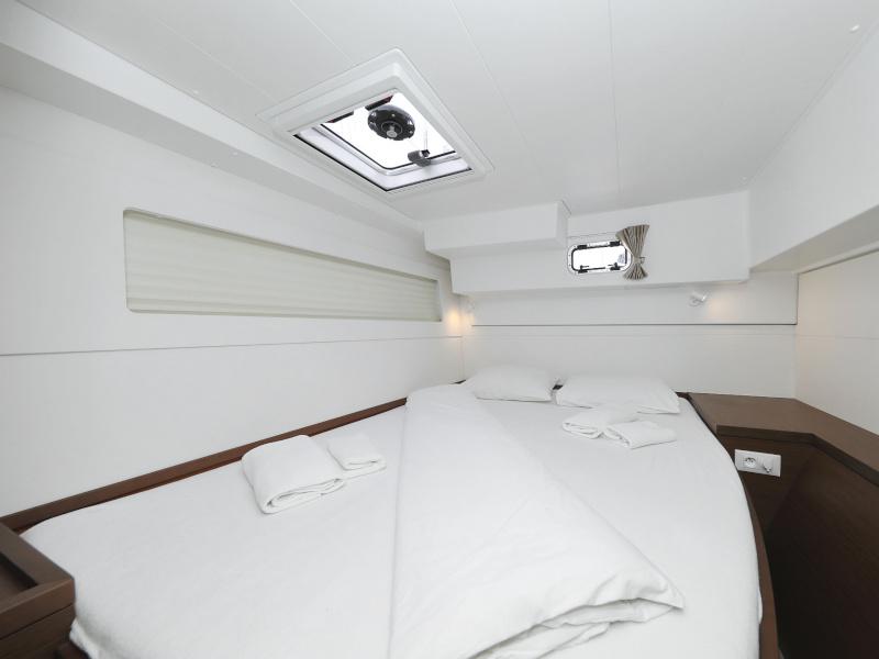 Book yachts online - catamaran - Lagoon 40 - MARI AC salon + generator + watermaker - rent