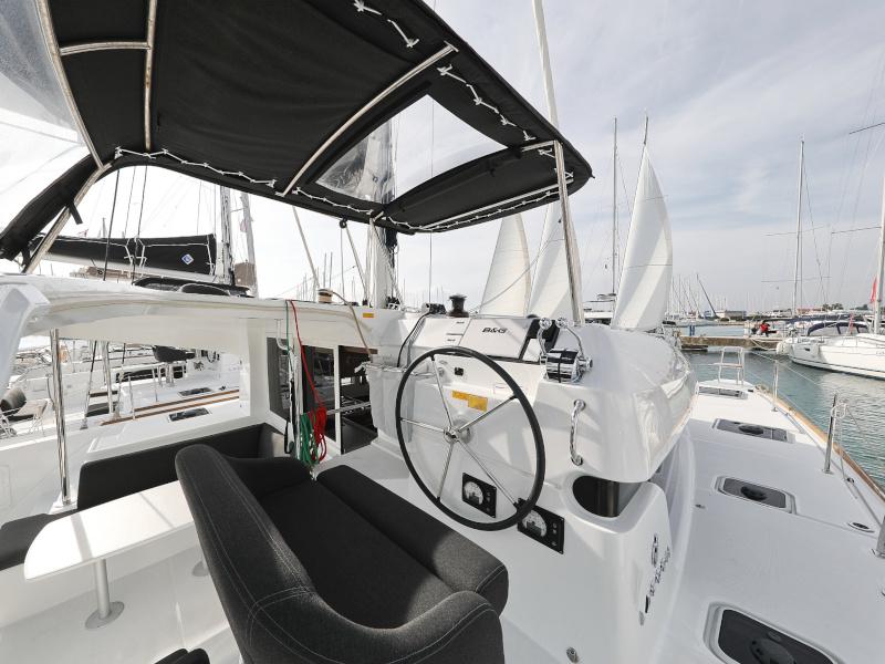 Book yachts online - catamaran - Lagoon 40 - MARI AC salon + generator + watermaker - rent