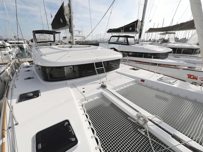 Book yachts online - catamaran - Lagoon 40 - MARI AC salon + generator + watermaker - rent