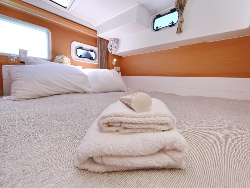 Book yachts online - catamaran - Lagoon 39 - GIN TONIC Generator - rent