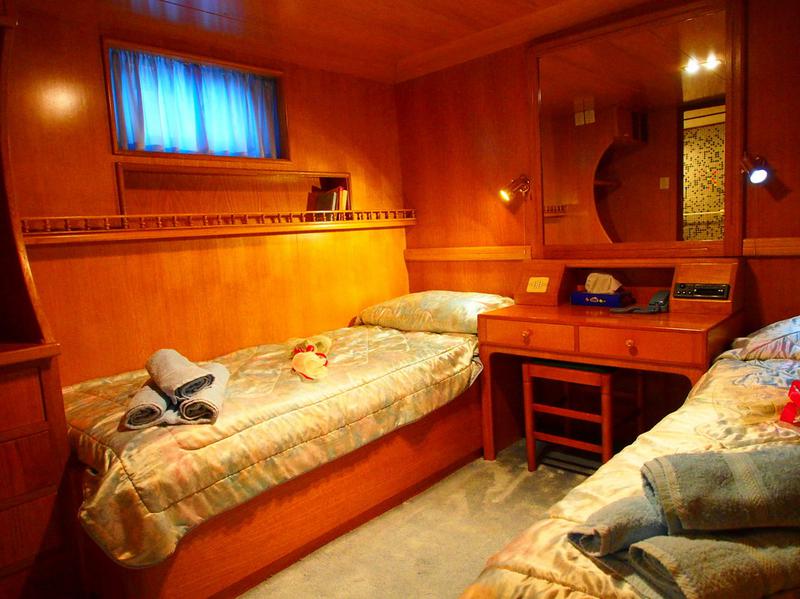 Book yachts online - motorboat - Perama Shipyards 102 - Elena - rent