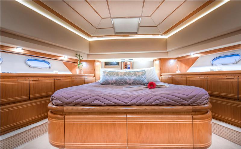 Book yachts online - motorboat - Ferretti 75 - Ferretti 75 - rent