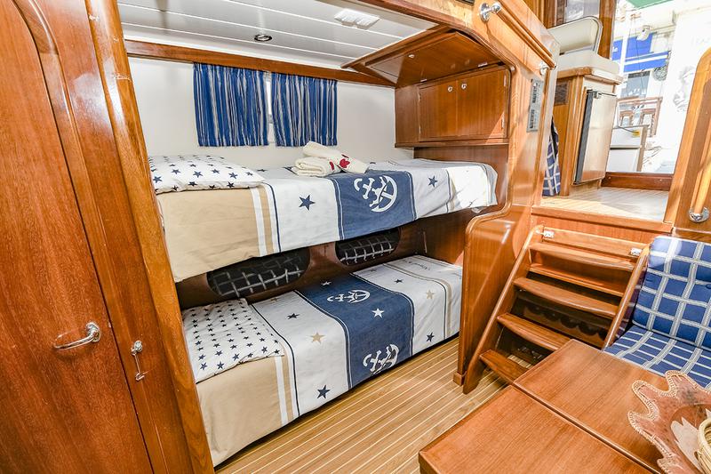 Book yachts online - motorboat - Menorquina Yacht 100 - Mar de Coral - rent