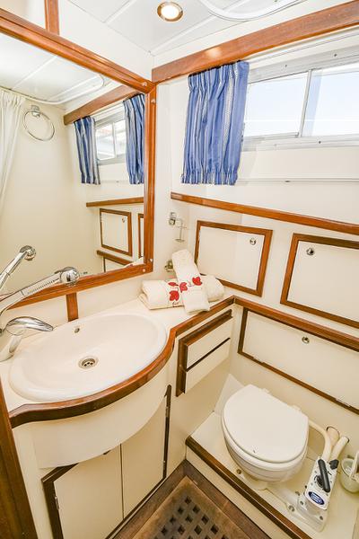 Book yachts online - motorboat - Menorquina Yacht 100 - Mar de Coral - rent