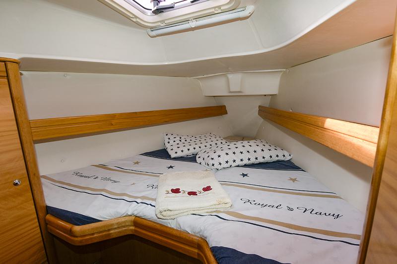 Book yachts online - sailboat - Bavaria 30 Cruiser - Vader - rent