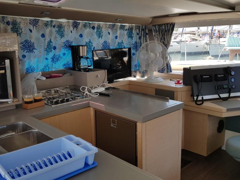 Book yachts online - catamaran - Astréa 42 - Shangri-La - rent