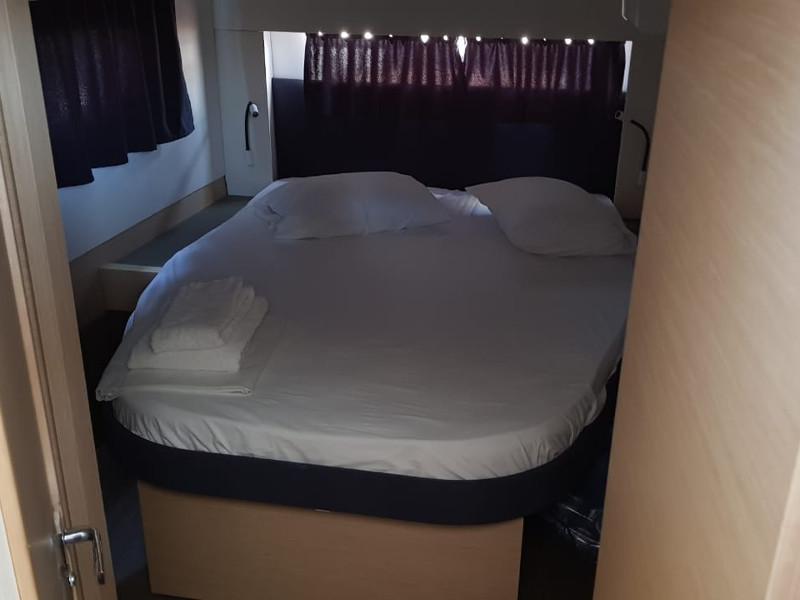 Book yachts online - catamaran - Astréa 42 - Shangri-La - rent