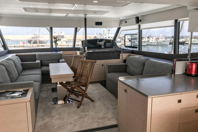 Book yachts online - powercatamaran - Fountaine Pajot MY 44 - Fusion - rent