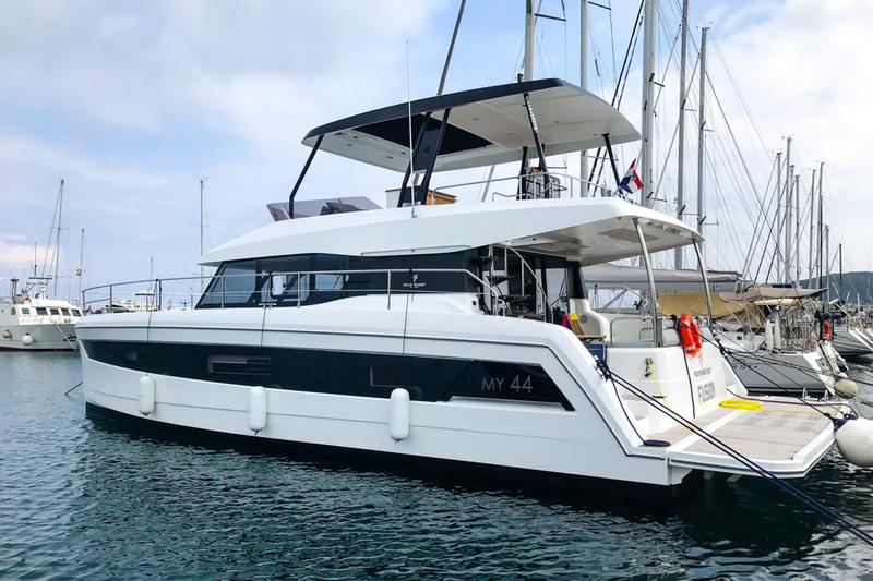 Book yachts online - powercatamaran - Fountaine Pajot MY 44 - Fusion - rent
