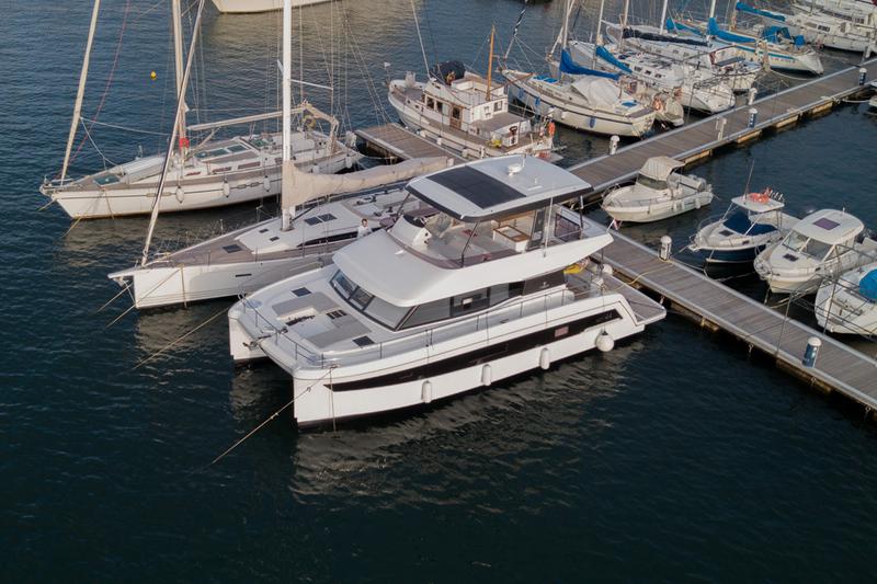 Book yachts online - powercatamaran - Fountaine Pajot MY 44 - Fusion - rent