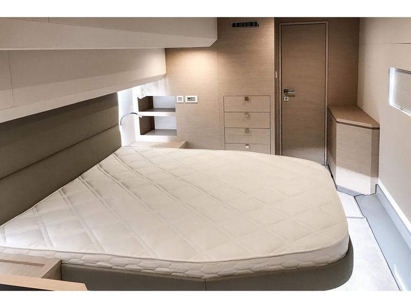 Book yachts online - powercatamaran - Fountaine Pajot MY 44 - Fusion - rent