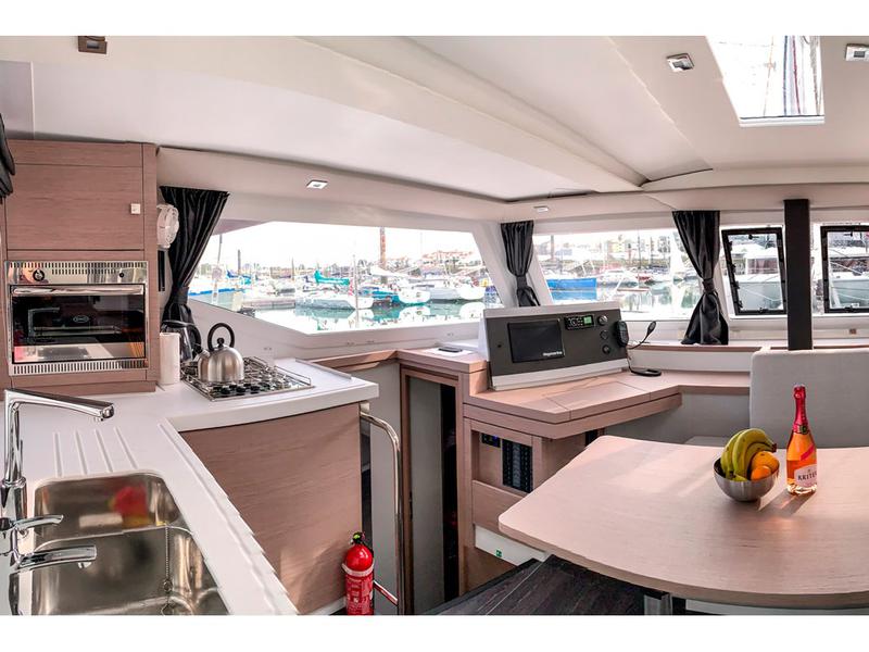 Book yachts online - catamaran - Lucia 40 - Merengue - rent