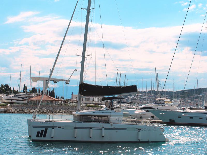 Book yachts online - catamaran - Lagoon 450 Fly - BAROS (AC in salon and cabin + generator) - rent