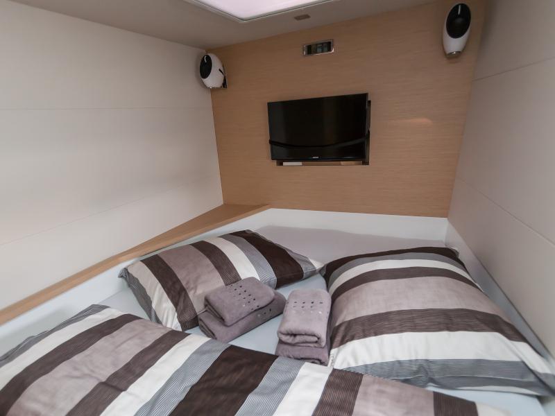 Book yachts online - powercatamaran - MY  44 - Umbrella Victoria - rent