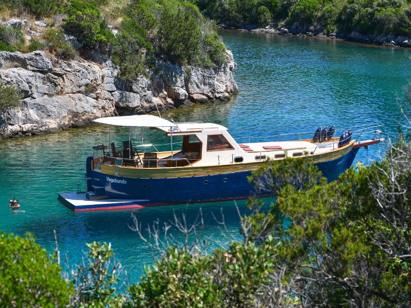 Book yachts online - motorboat - Leut - Vagabundo - rent