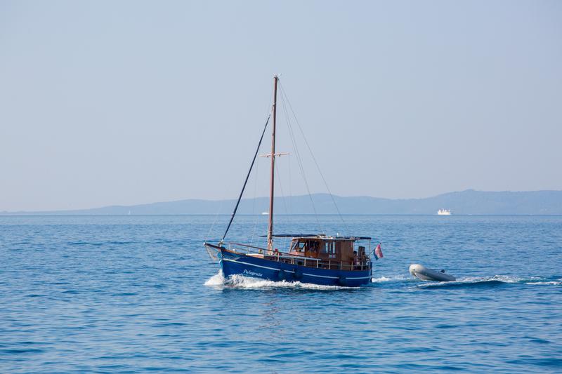 Book yachts online - motorboat - Classsic dalmatian boat - Palagruža - rent