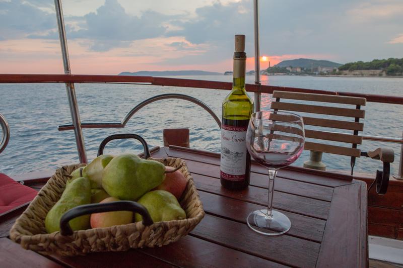 Book yachts online - motorboat - Classsic dalmatian boat - Palagruža - rent
